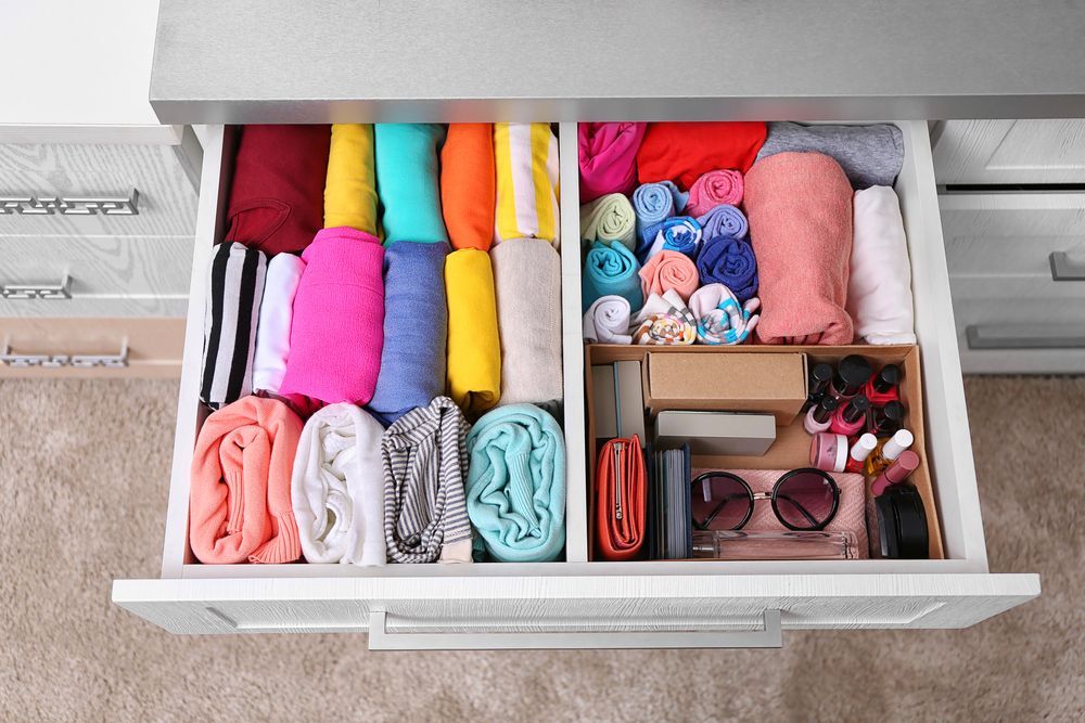 10 Tips Beres-Beres Rumah ala Marie Kondo Supaya Kamarmu Nggak Berantakan Lagi