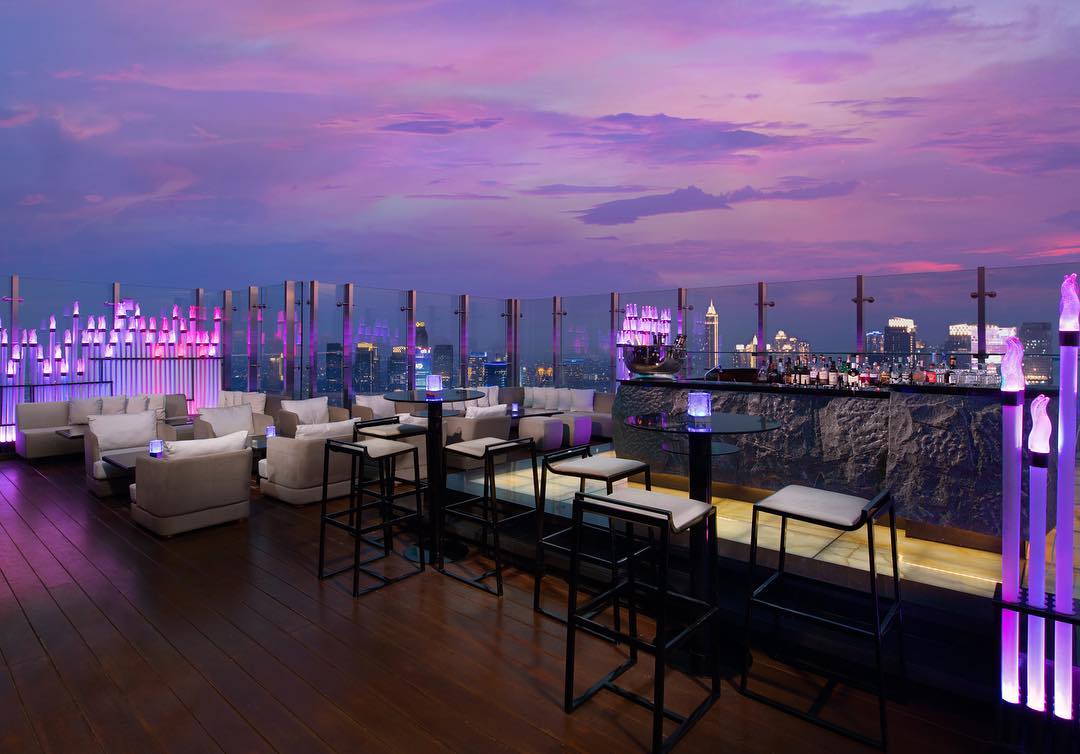 5 Rooftop Bar di Jakarta untuk Kencan Sambil Lihat Pemandangan