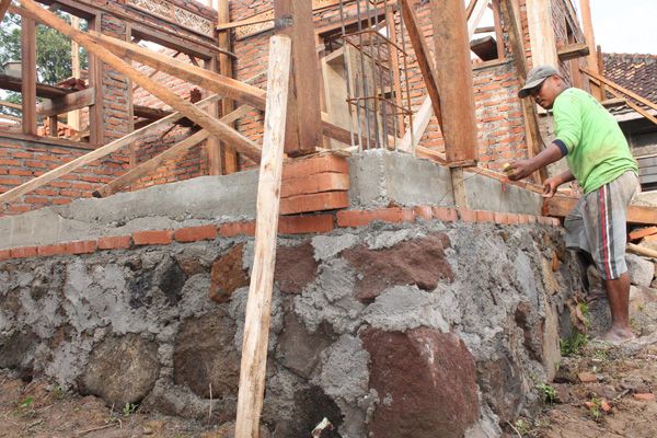 meninggikan permukaan rumah anti banjir