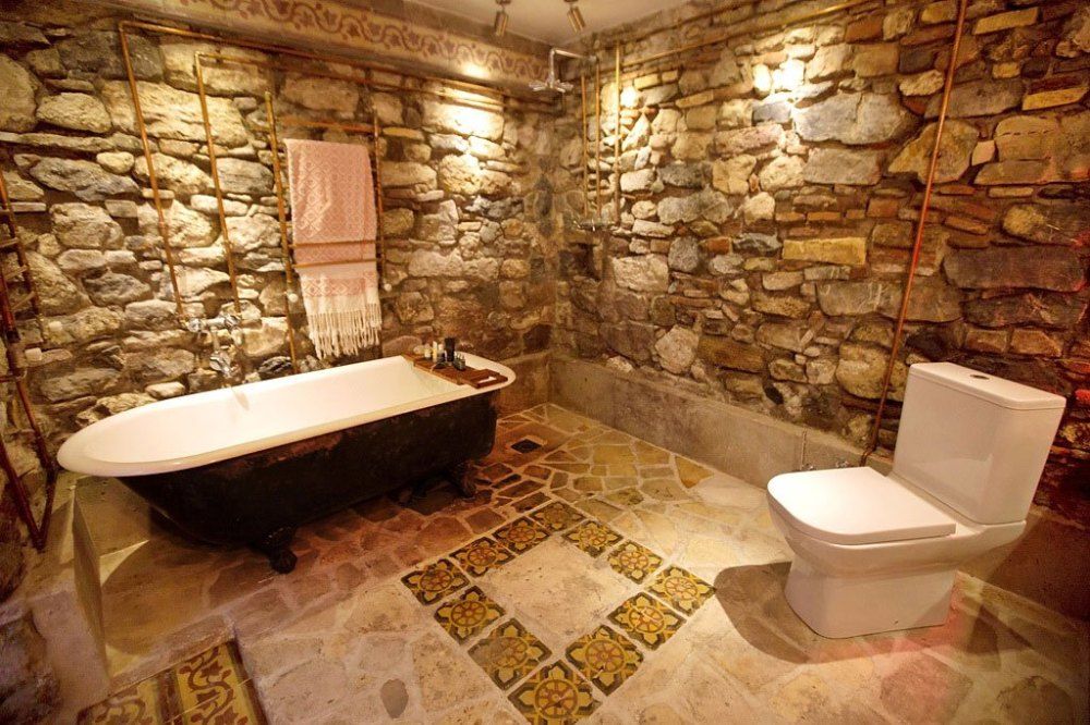 desain kamar mandi minimalis batu alam