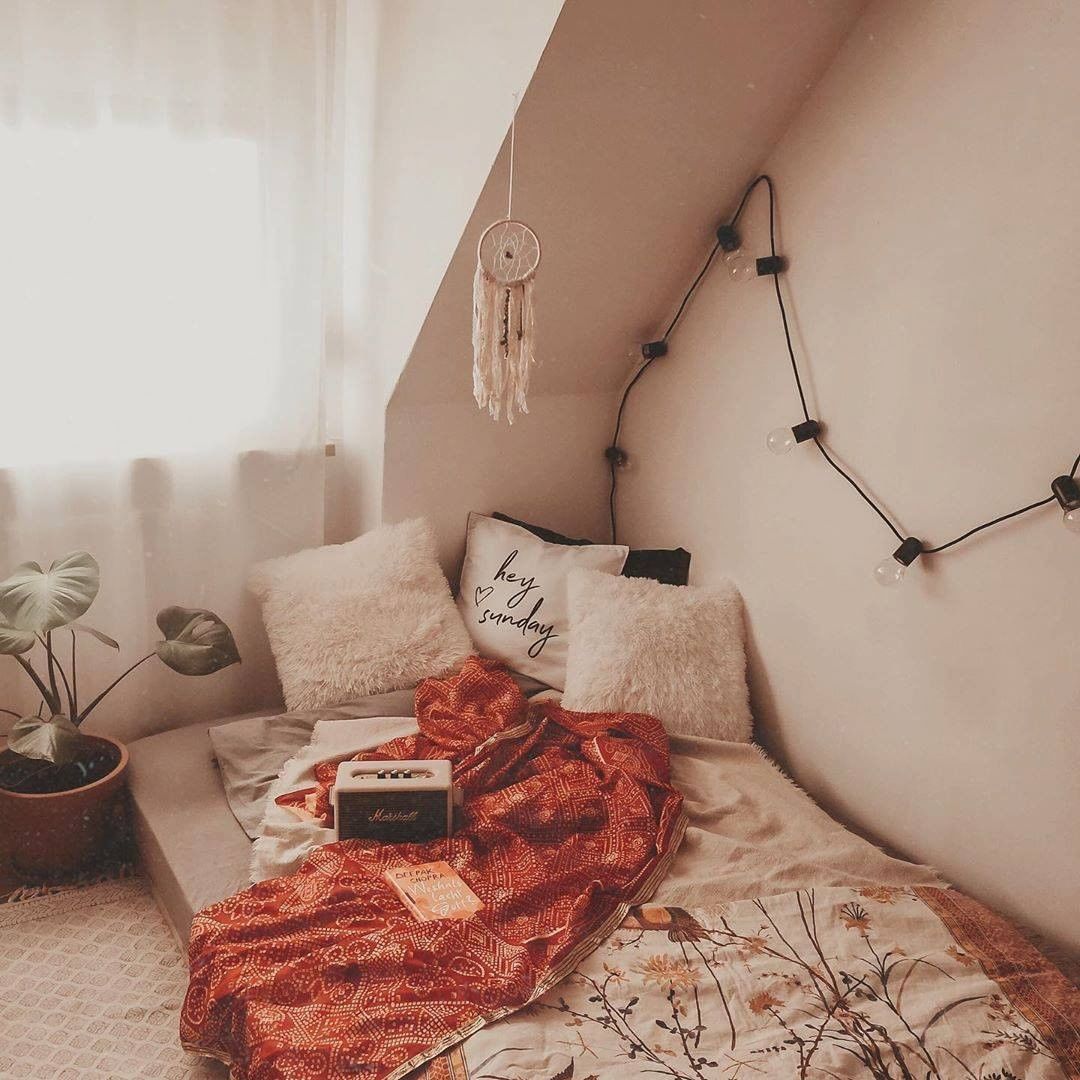 kamar instagram-ready dengan tambahan bantal
