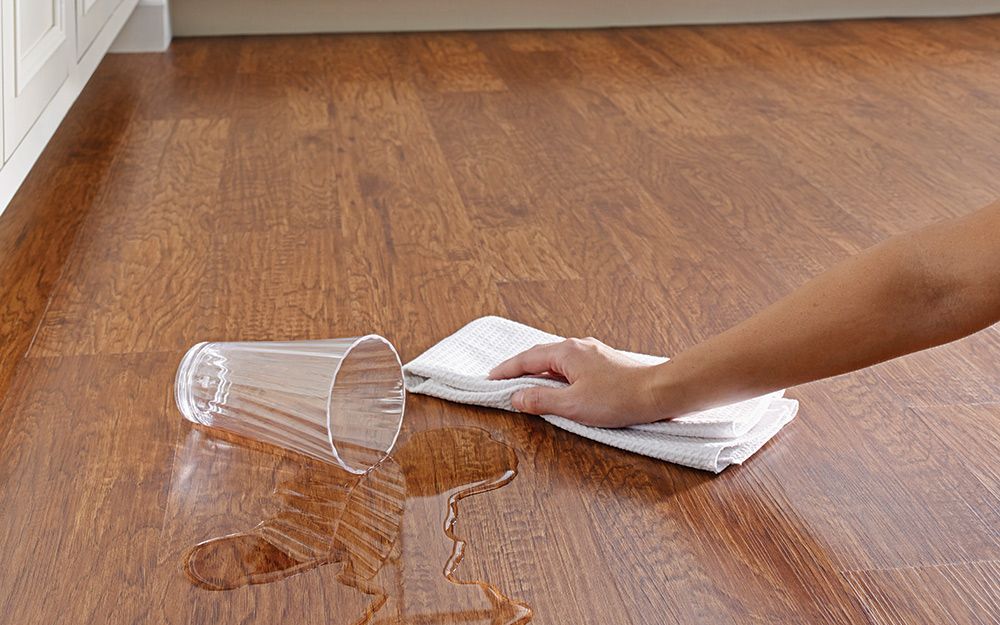 tips merawat lantai kayu - bersihkan saat terkena air
