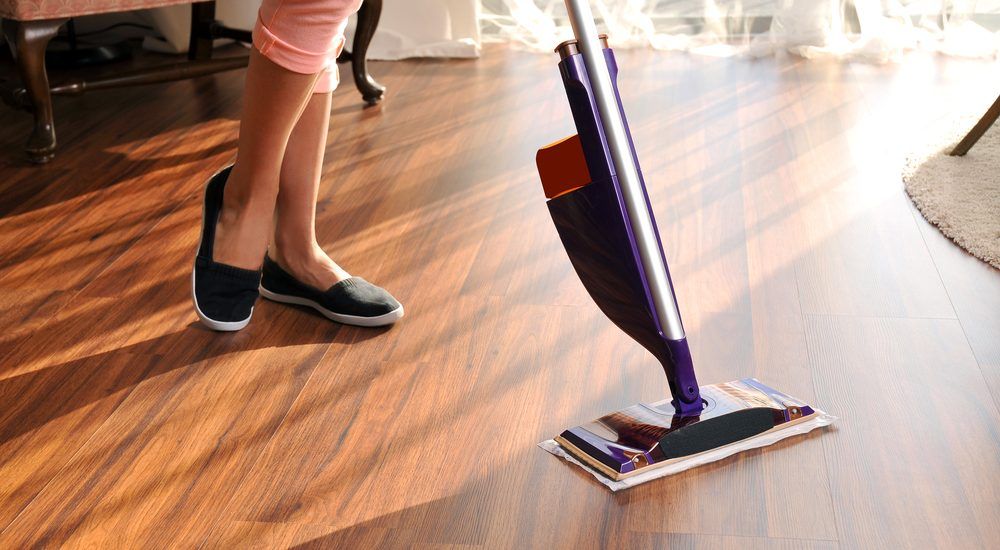 tips merawat lantai kayu - vacuum lantai kayu