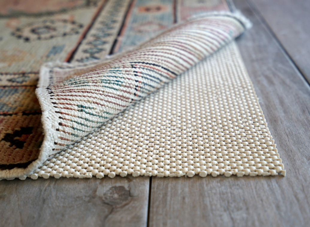 tips merawat lantai kayu dengan menggunakan karpet