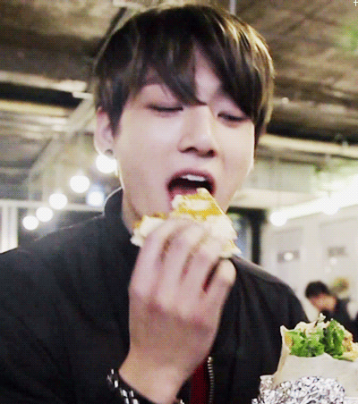 jungkook BTS makan inkigayo sandwich
