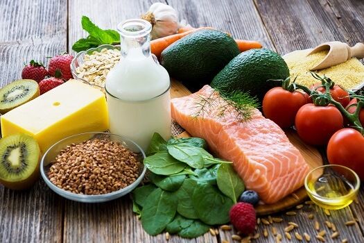konsumsi makanan kaya nutrisi dan vitamin