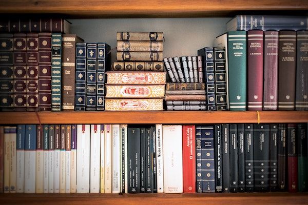 sejajarkan buku di rak