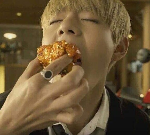 V BTS makan fried chicken