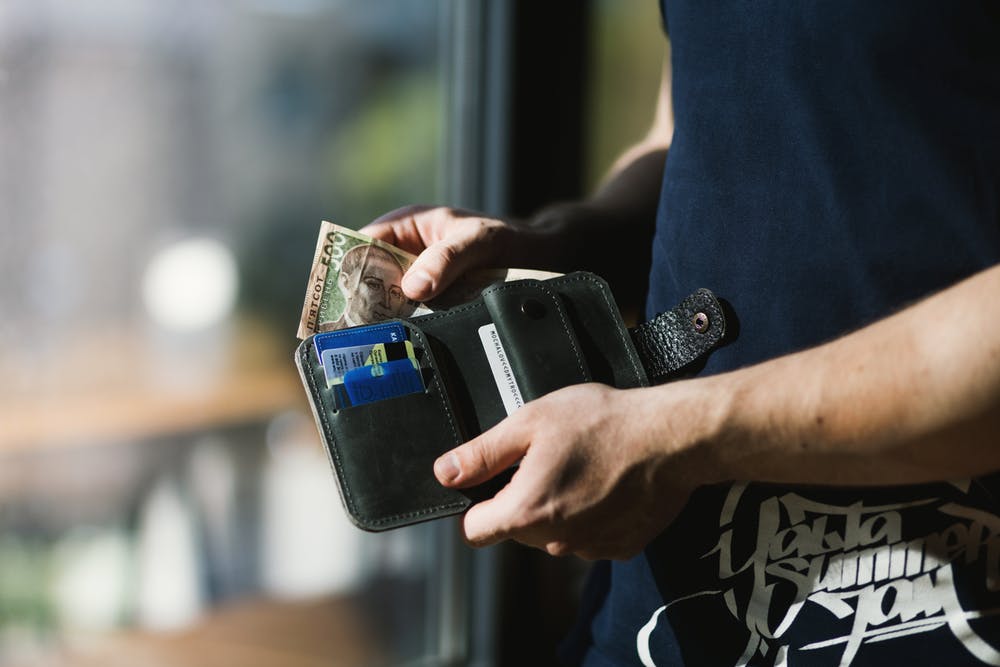 dompet dan kartu identitas benda yang wajib dibawa saat hangout