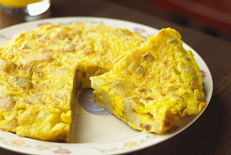 cara memasak telur omelette kentang ala Spanyol