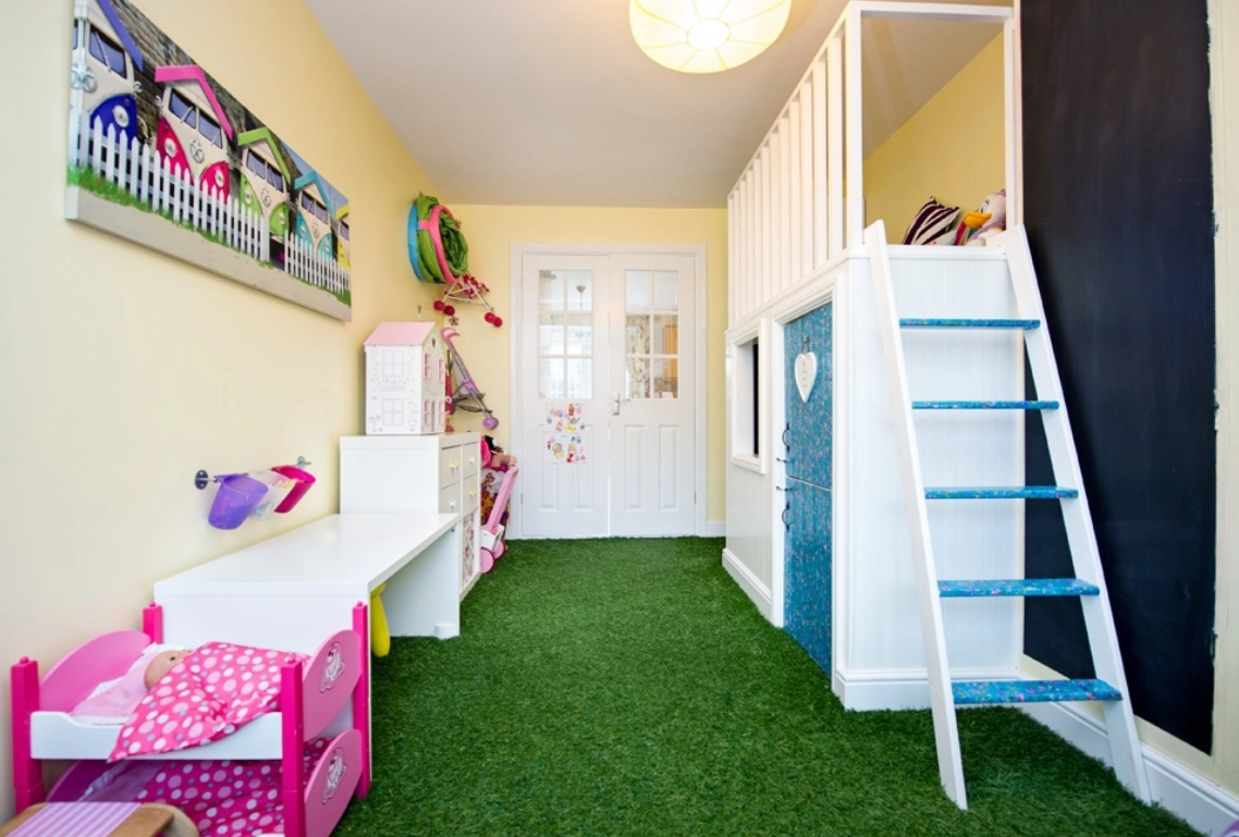 dekorasi rumput sintetis pada kamar anak