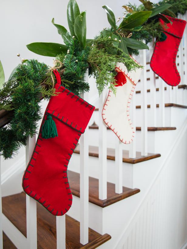 dekorasi natal sederhana kaos kaki santa