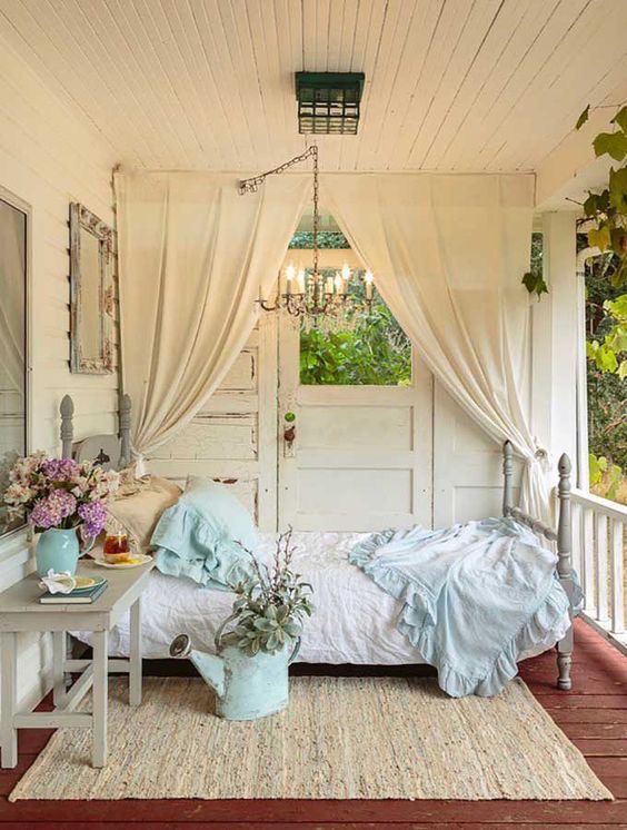 dekorasi shabby chic dengan tambahan kain