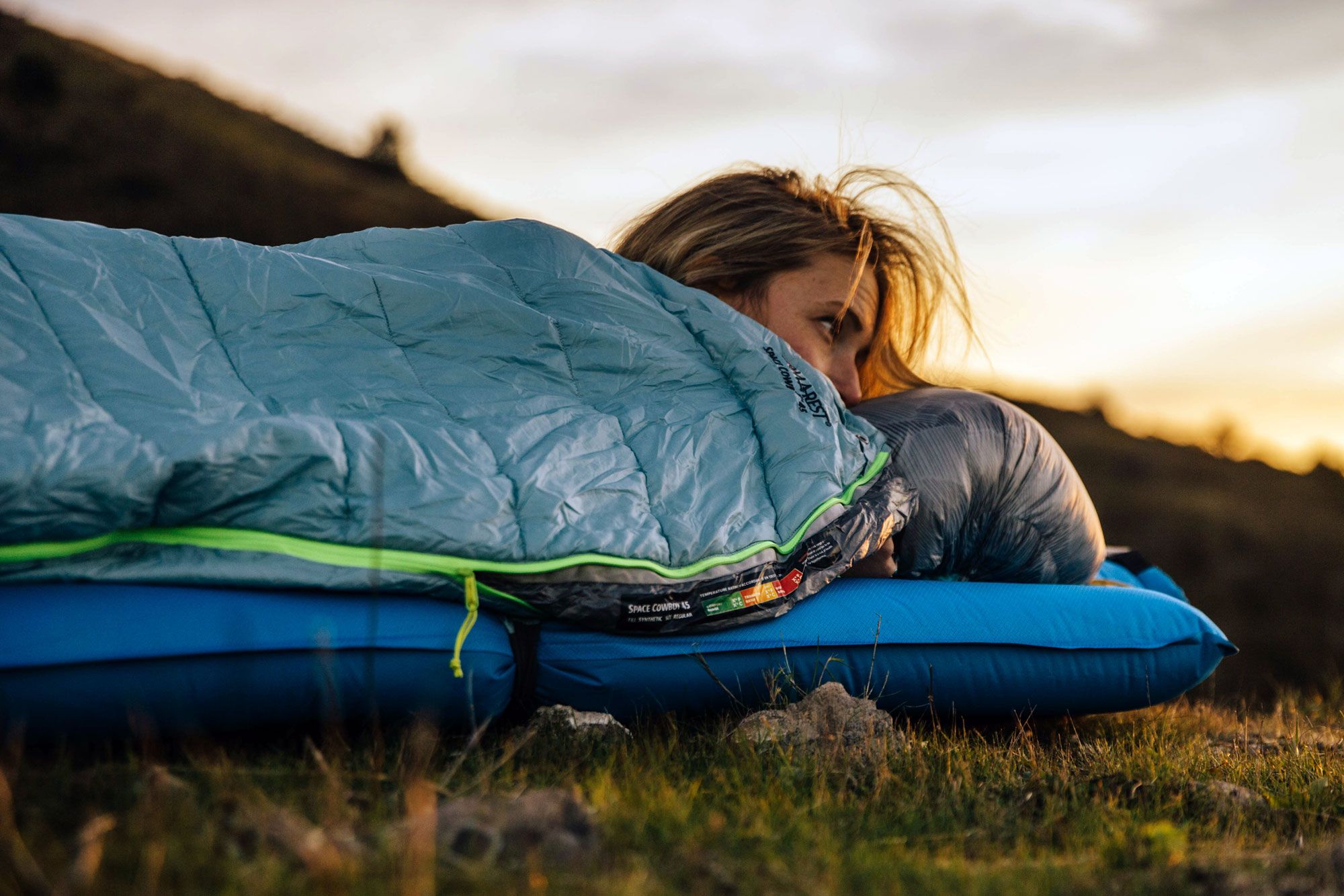 tips kamar sejuk tanpa ac tidur - berkemah di luar ruang