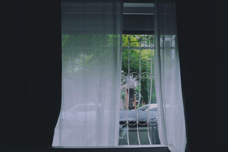 tips kamar sejuk tanpa ac - buka jendela