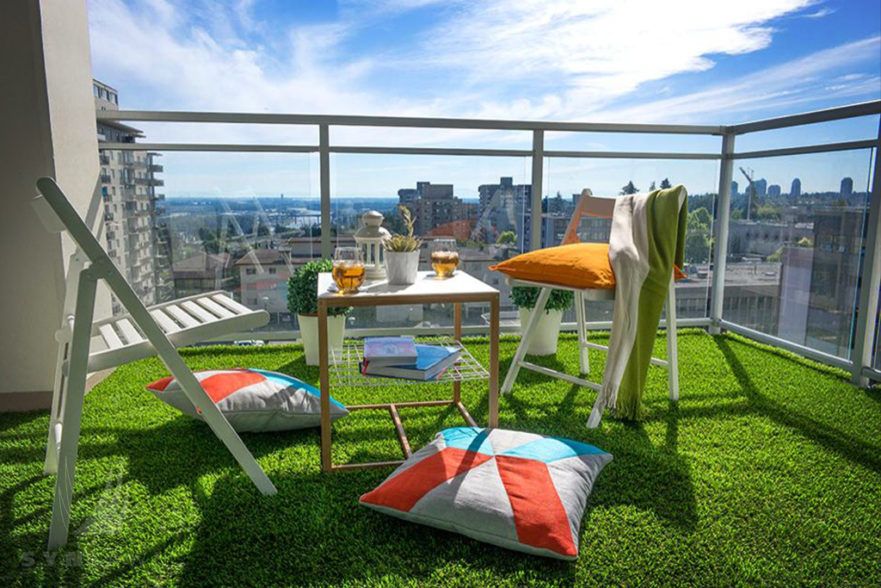 karpet rumput sintetis pada balkon