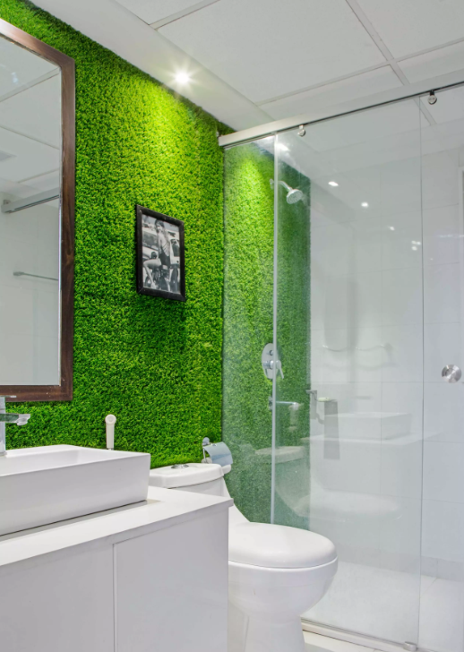 dekorasi rumput sintetis pada kamar mandi
