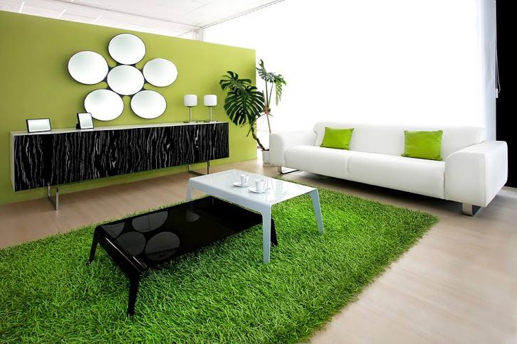 karpet rumput sintetis di ruang keluarga