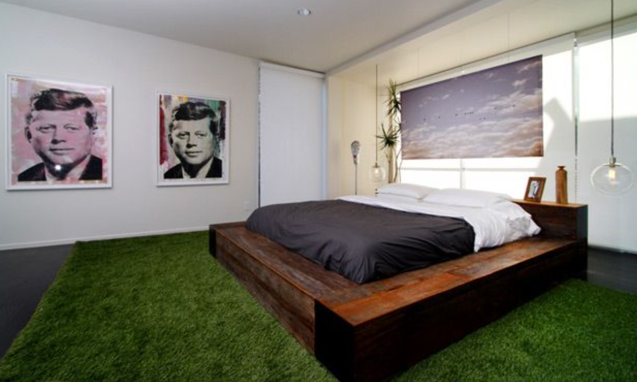 dekorasi karpet rumput sintetis di kamar tidur