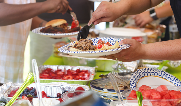 masak bareng teman atau potluck di kost hemat