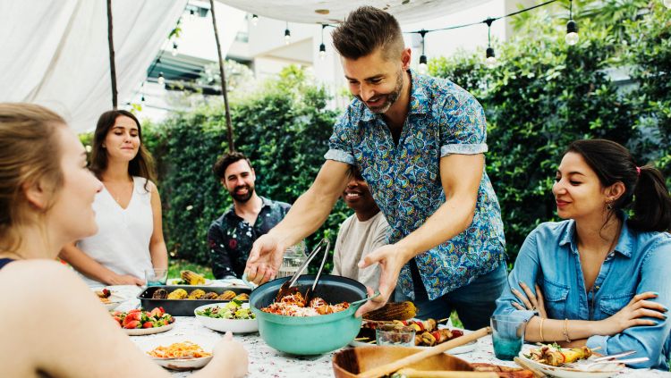 masak bareng teman atau potluck di kost partisipasi teman