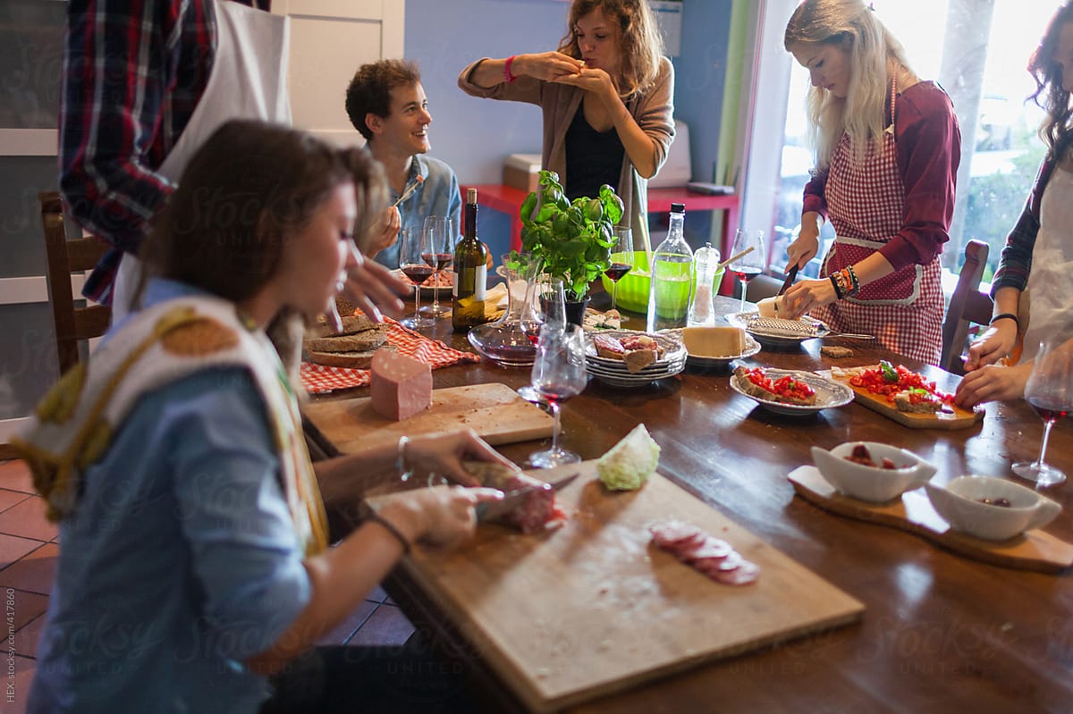 masak bareng teman atau potluck di kost pembagian tugas