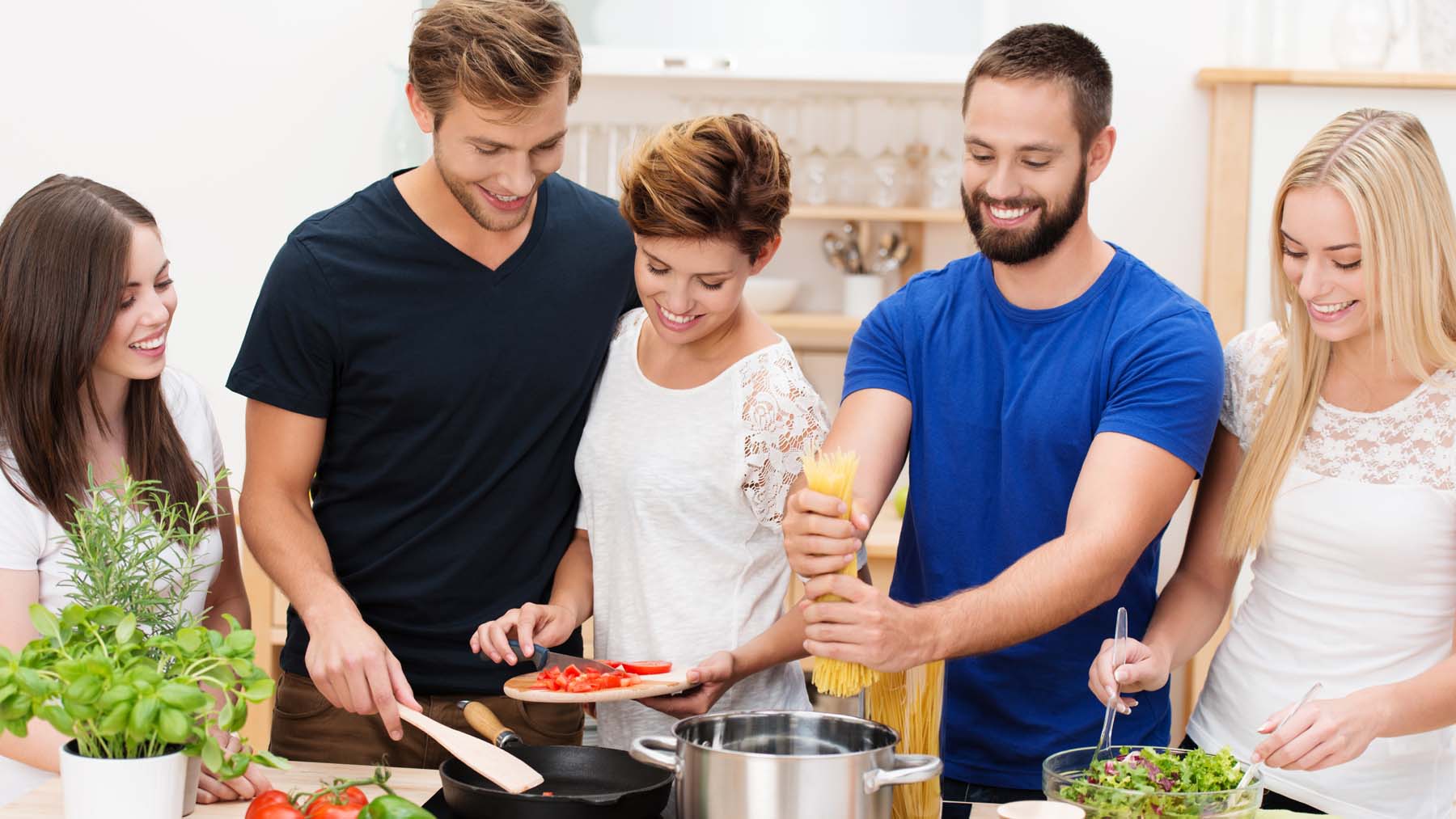 masak bareng teman atau potluck di kost