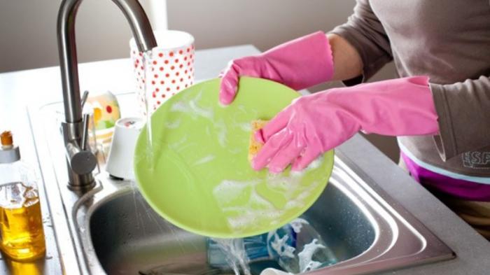 bersih-bersih bakar kalori mencuci piring di rumah
