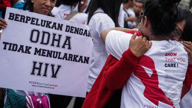 berpelukan bersama teman ODHA