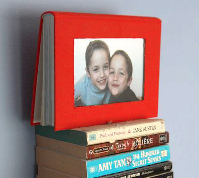 frame foto dari buku bekas