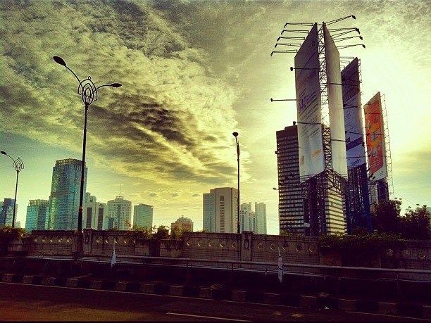 sunset di jakarta jembatan four seasons