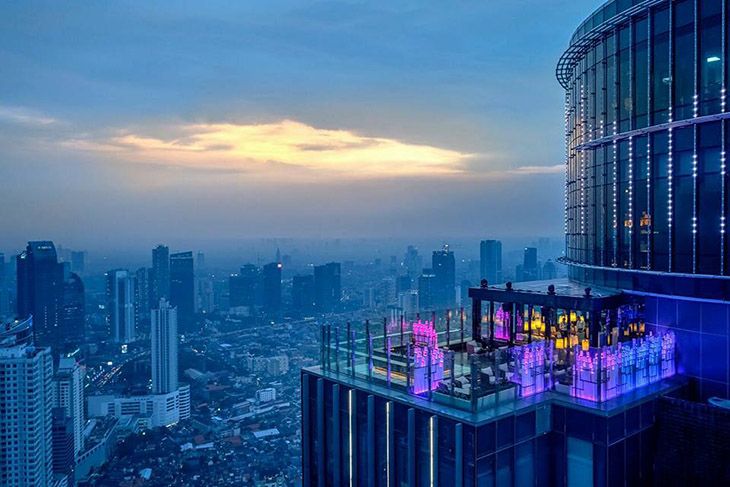 sunset di jakarta skye bar