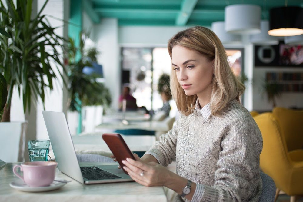 tips mengusir bosan di kantor - cek pesan yang belum dibuka