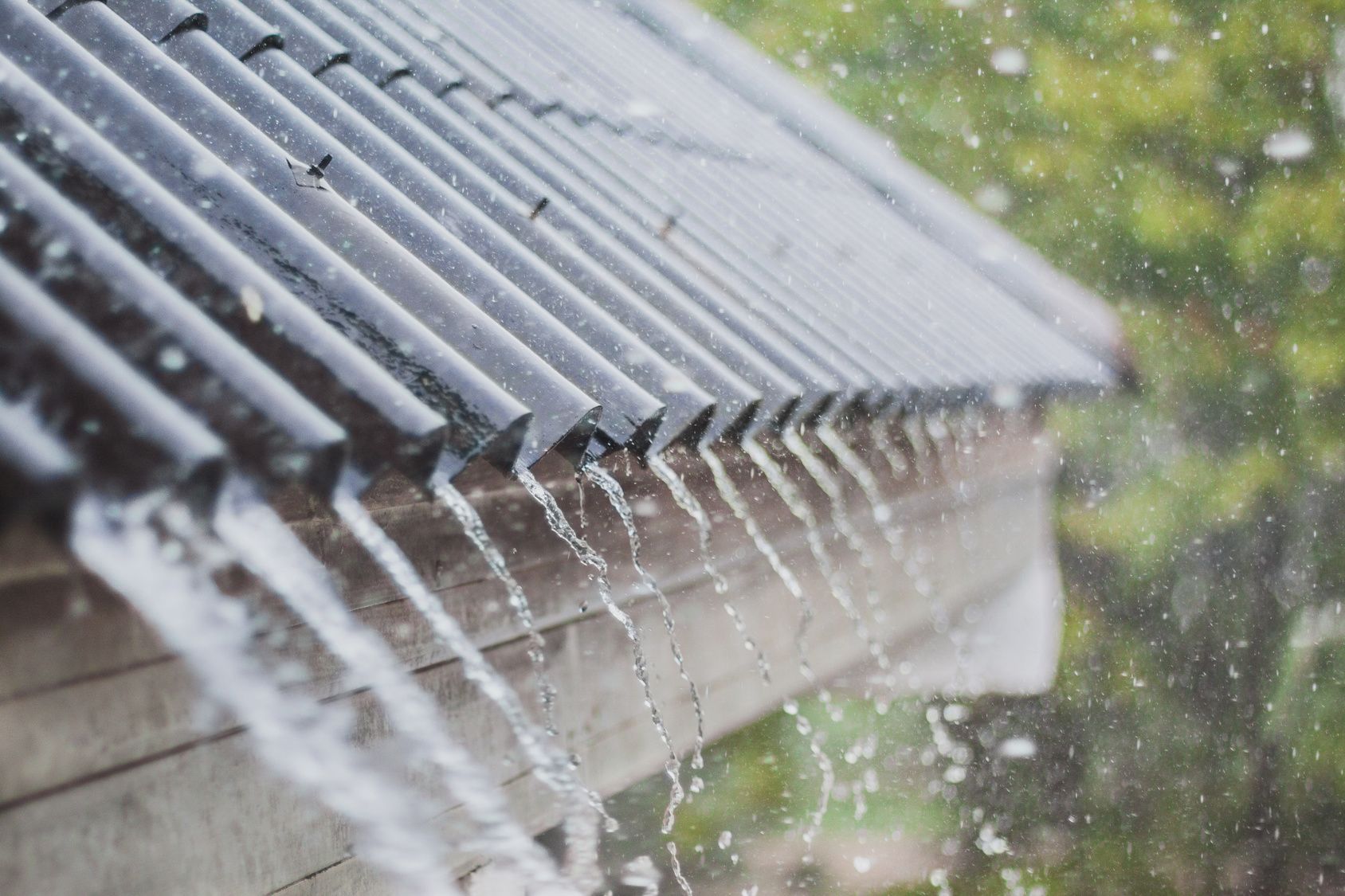 tips merawat rumah saat musim hujan - periksa atap rumah