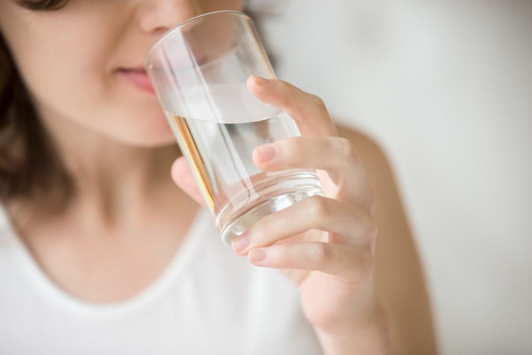tips survive saat sakit sendirian - banyak minum air putih