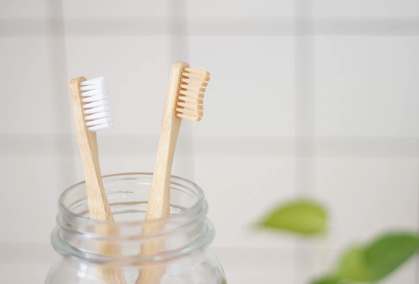 mengganti peralatan harian sikat gigi secara rutin