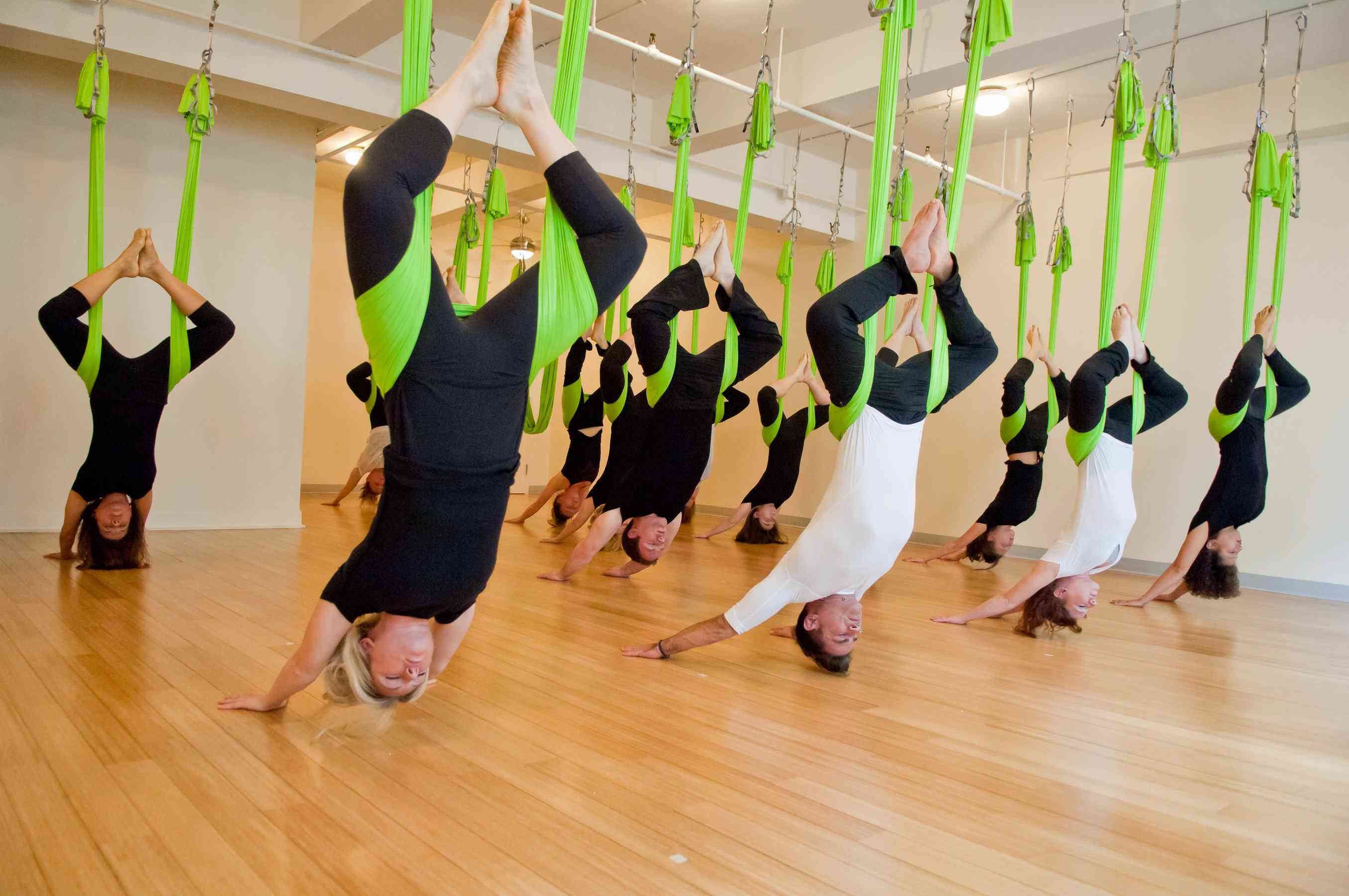 kelas olahraga antigravity yoga