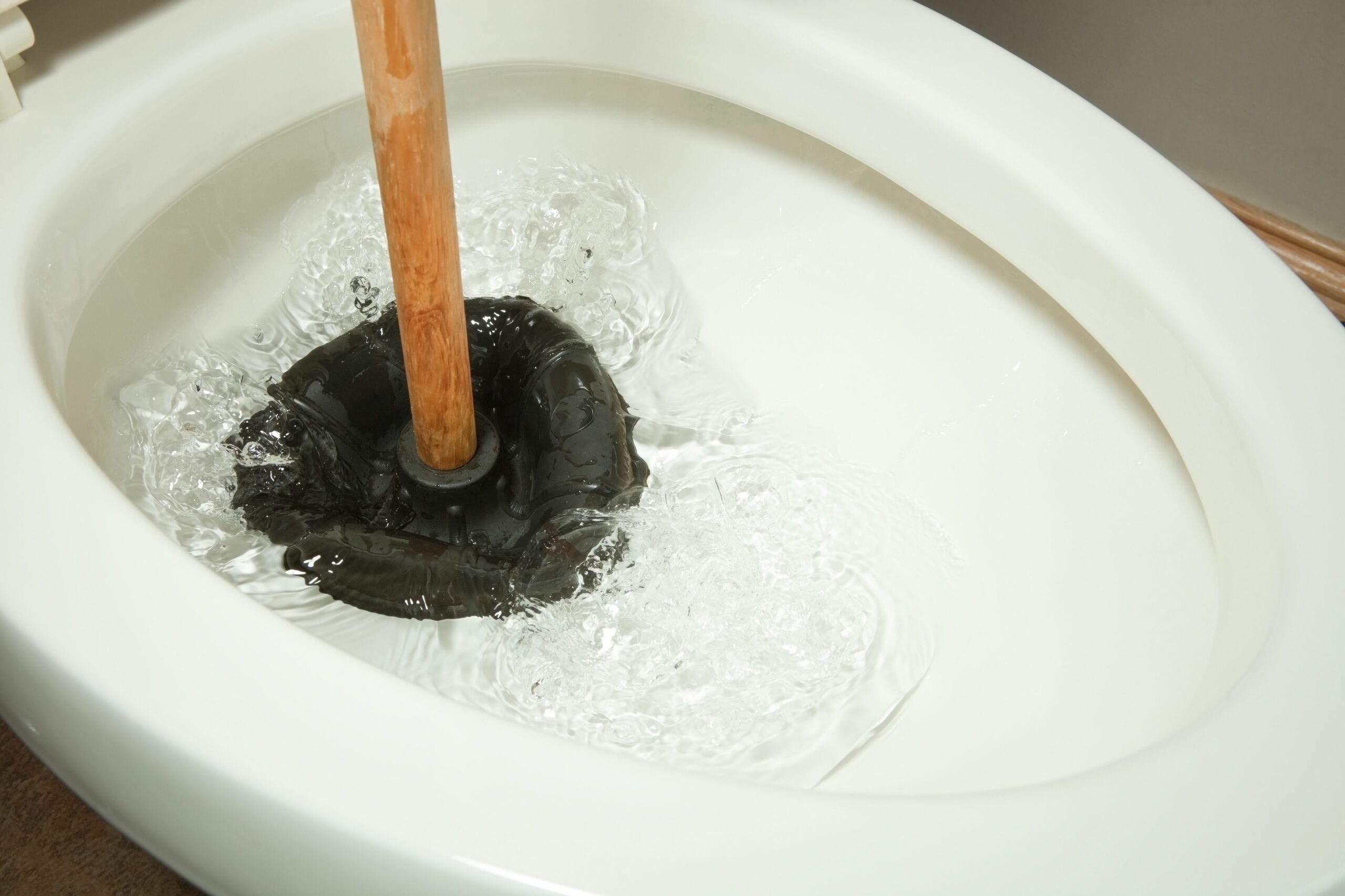 5 Cara Mudah Mengatasi Toilet Mampet | Coba Dulu Sebelum Panggil Tukang