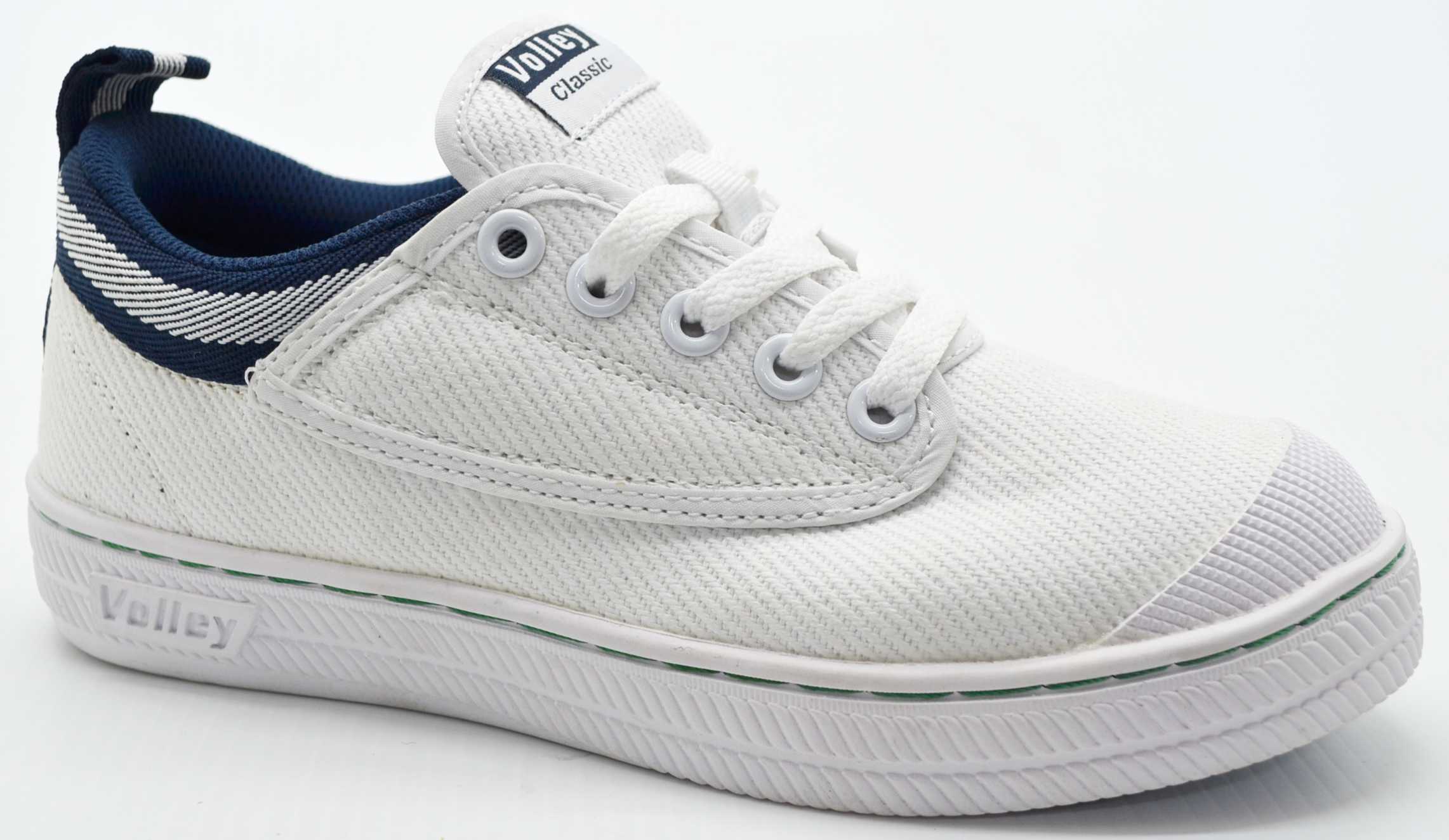 sepatu voli nyaman untuk meloncat ketika hendak memberi smash