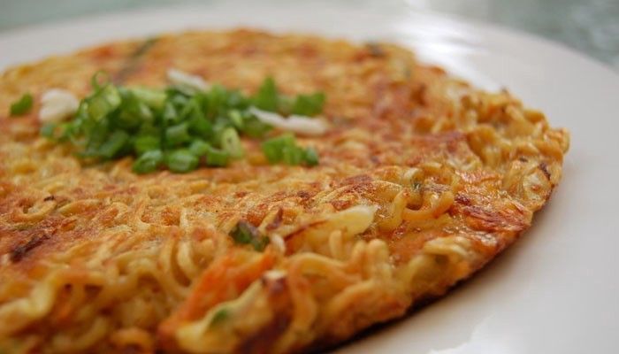 kreasi mie instan - omelet mi