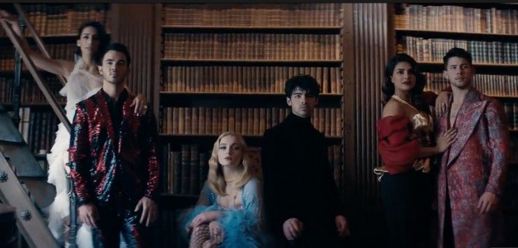 Jonas Brothers beserta pasangannya di musik video Sucker