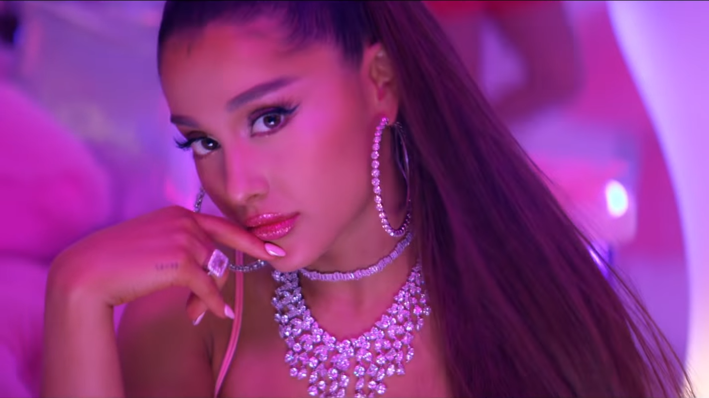 Ariana Grande di musik video 7 Rings