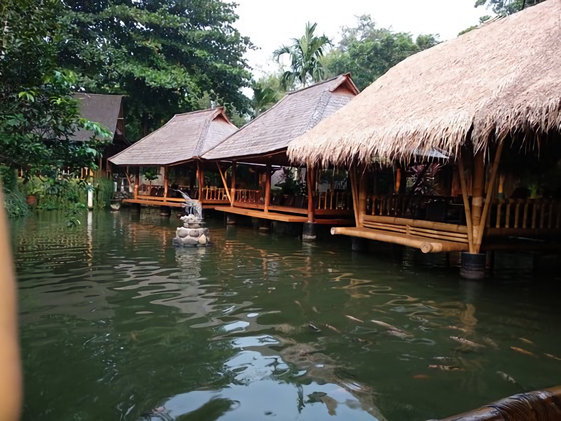 tempat makan bernuansa alam di cibubur - gubug makan mang engking