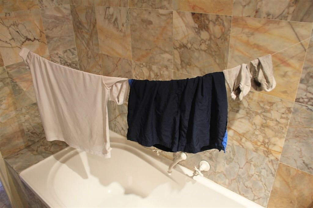 tips mencuci pakaian di hotel - melakukannya di malam hari