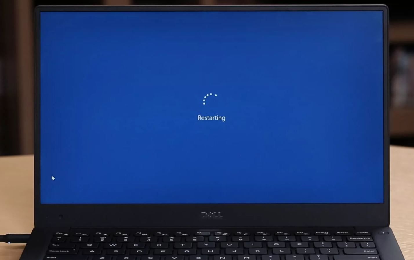 Restart laptop akan membersihkan memori laptop dan mempercepat kinerjanya