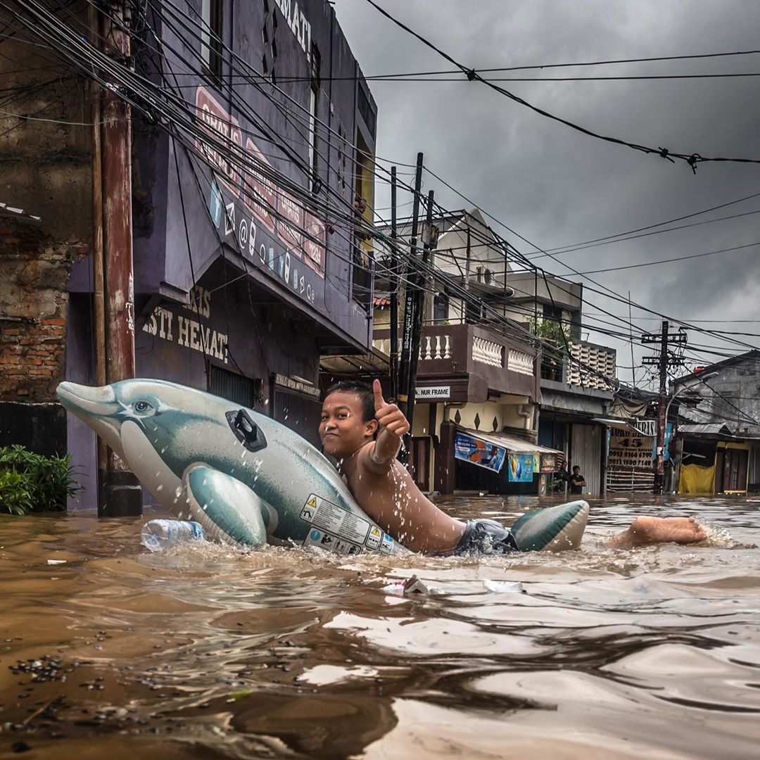 tindakan saat dan pasca banjir - manfaatkan media sosial