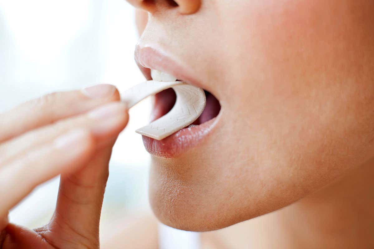cara mengatasi bau mulut - mengunyah permen karet
