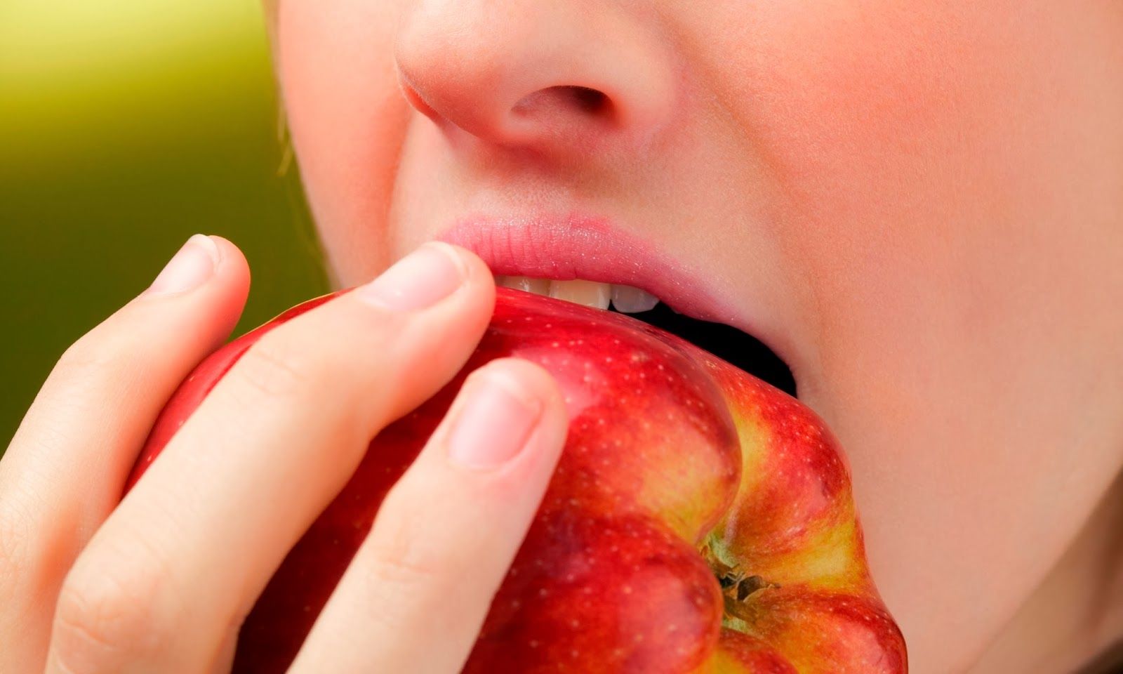 tips mengatasi bau mulut - makan apel