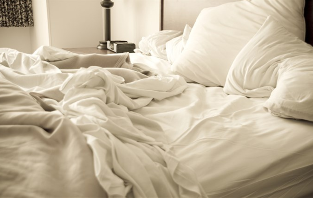 cara merapikan tempat tidur dalam 5 menit - biarkan tempat tidur bernapas