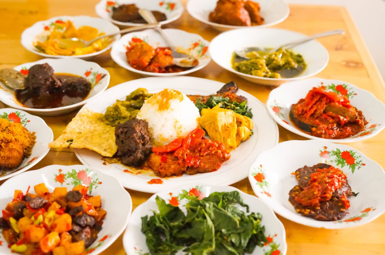 7 Rumah Makan Padang Terbaik di Jakarta Ada yang Buka 24 Jam!